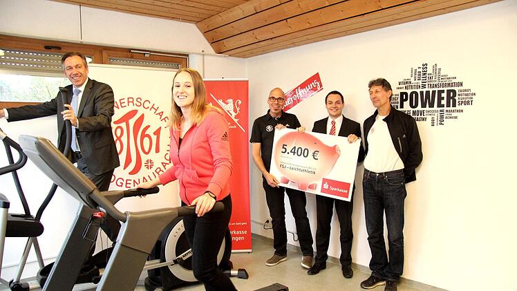 Landrat Alexander Tritthart und FSJlerin  Annika Franketesten die neuen Geräte im Fitnessraum.  Gerd Ankermann, Benjamin Mair und Peter Müller freuen sich über die Spende.