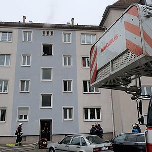 Feuerwehr rettet Mann aus brennendem Wohnhaus in Nürnberg