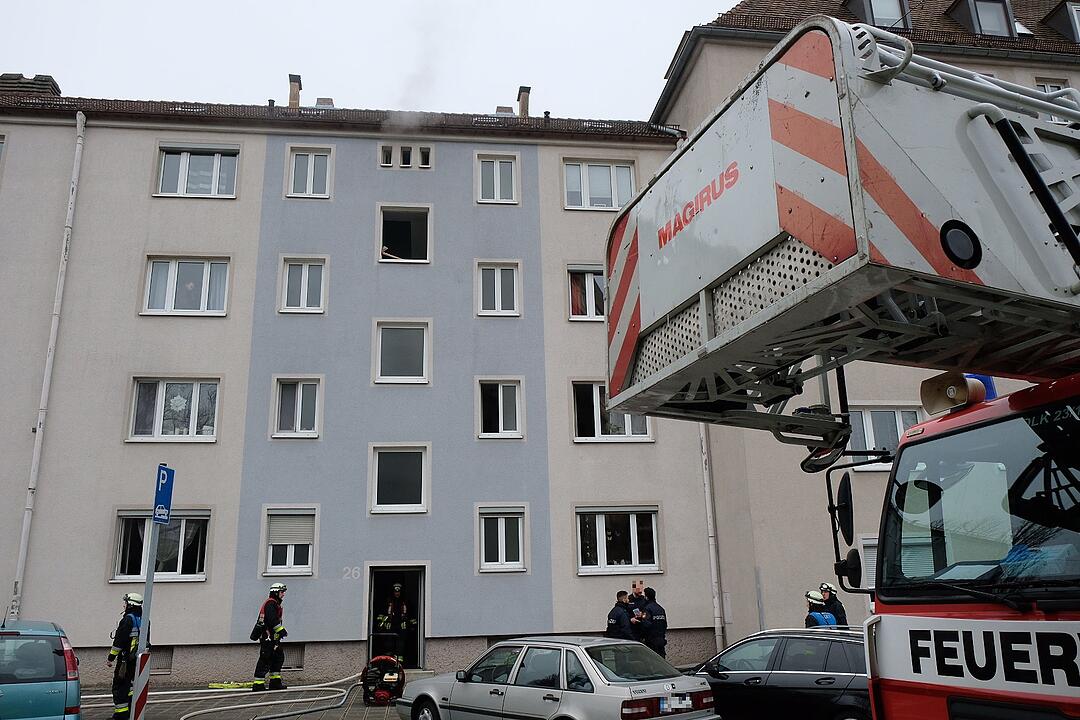 Feuerwehr rettet Mann aus brennendem Wohnhaus in Nürnberg