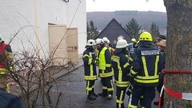 Die Mehrzweckhalle in Untererthal wurde komplett evakuiert und belüftet., damit sich der Reizstoff verflüchtigt.  Fotos: Alexander Marx