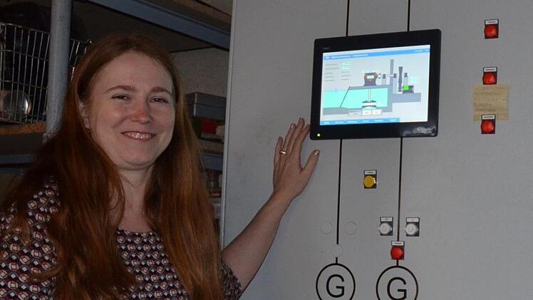 Martina Och steht am Bildschirm für den Schaltschrank