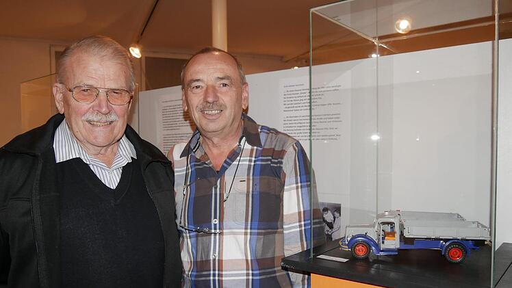 von links: Erich Gärtner und Klaus Klebeg hatten ihre Freude  an der Ausstellung. Gärtner hatte seine Erinnerungen an die  Katalogaufnahmen der Firma Hausser als Schulkind und Klebeg als  Sammlerfreund besitzt tatsächlich diesen Drei-Seiten-Kipper-Lkw, den sich  Gärtner als Schulkind so sehr gewünscht hatte.  Foto: Manja von Nida