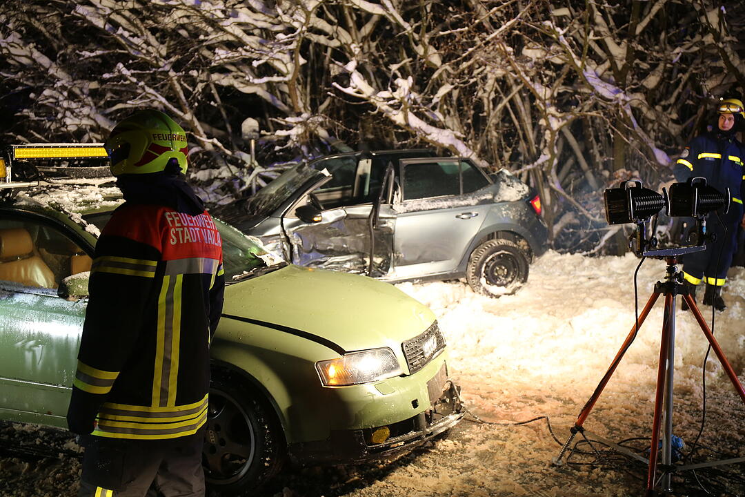 Naila: Schwerer Unfall auf glatter Straße - Fahrerin muss aus Auto geschnitten werden