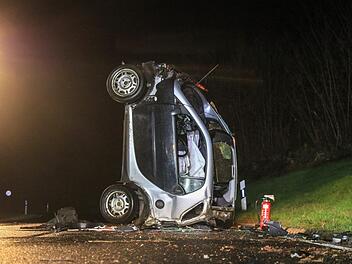 Auf der Heckklappe stehend fanden die Rettungskr&auml;fte einen Smart vor, der  zwischen Diebach und Morlesau im Landkreis Bad Kissingen verungl&uuml;ckt war. Foto: NEWS5 / Merzbach
