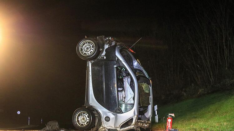Auf der Heckklappe stehend fanden die Rettungskr&auml;fte einen Smart vor, der  zwischen Diebach und Morlesau im Landkreis Bad Kissingen verungl&uuml;ckt war. Foto: NEWS5 / Merzbach