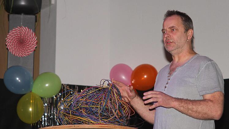 Hanni Derra vor seinem verknüpften Gehirn einer Frau.