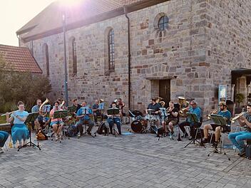 400 Euro für die Opfer der  Hochwasserkatastrophe kamen bei einem  Standkonzert der Musikkapelle Schönderling zusammen. Foto: Mario Heilmann
