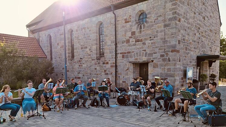 400 Euro für die Opfer der  Hochwasserkatastrophe kamen bei einem  Standkonzert der Musikkapelle Schönderling zusammen. Foto: Mario Heilmann