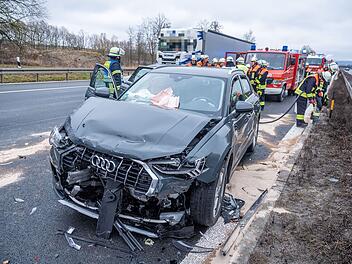 Massencrash auf A73 bei Hirschaid: Autofahrerin kracht in Stauende - Vollsperrung