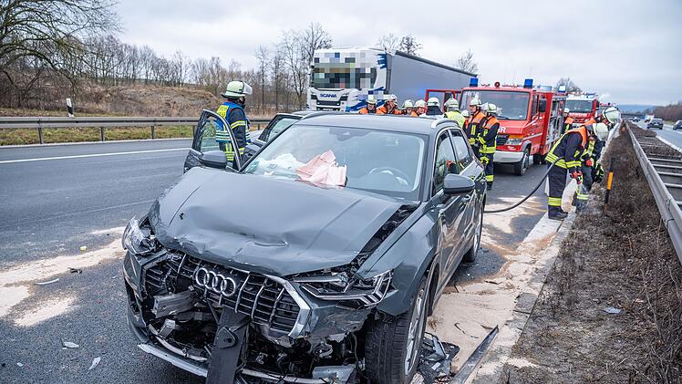 Massencrash auf A73 bei Hirschaid: Autofahrerin kracht in Stauende - Vollsperrung