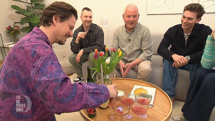 Mato (links) kredenzt der Berliner "Dinner"-Runde zum Auftakt einen "Lover's Martini".