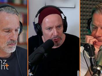 Richard David Precht (links) und Markus Lanz (rechts) sprechen in ihrem Podcast "Lanz + Precht" mit Andreas O. Loff &uuml;ber KI.