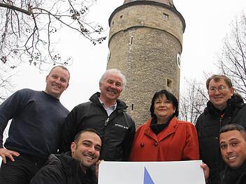 Für Kitzingen unterwegs: Rouven Faltermeier, Özdil Gürhan, Reinhard Faltermeier, Helga Müller, Franz Böhm und Dirk Wittmann halten das "Pro Kitzingen"-Logo mit dem stilisierten Falterturm vors Original. Foto: Diana Fuchs