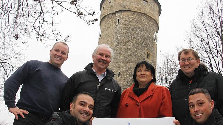 Für Kitzingen unterwegs: Rouven Faltermeier, Özdil Gürhan, Reinhard Faltermeier, Helga Müller, Franz Böhm und Dirk Wittmann halten das "Pro Kitzingen"-Logo mit dem stilisierten Falterturm vors Original. Foto: Diana Fuchs