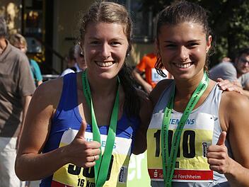 Christina (links) hat die 16 Kilometer Distanz bereits mehrfach gewonnen. Jetzt siegte sie zusammen mit ihrer Schwester Babinja (rechts).  Foto: Hoch