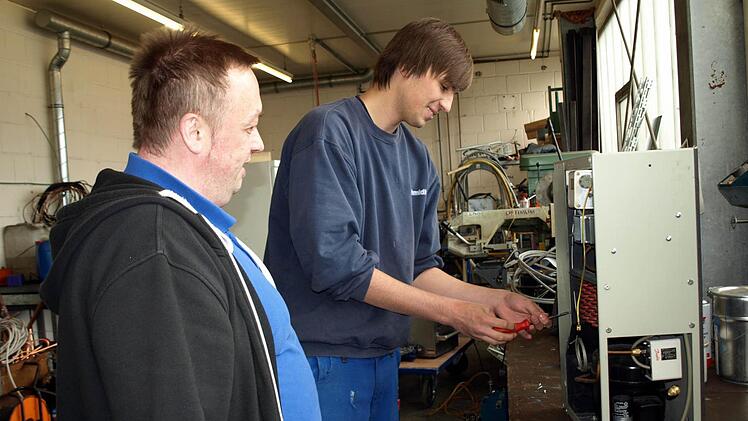 Unter der Anleitung von Ausbilder Frank Stumpf (links) überprüft der Auszubildende Tobias Wich einen Schaltkasten. Foto: Deuerling