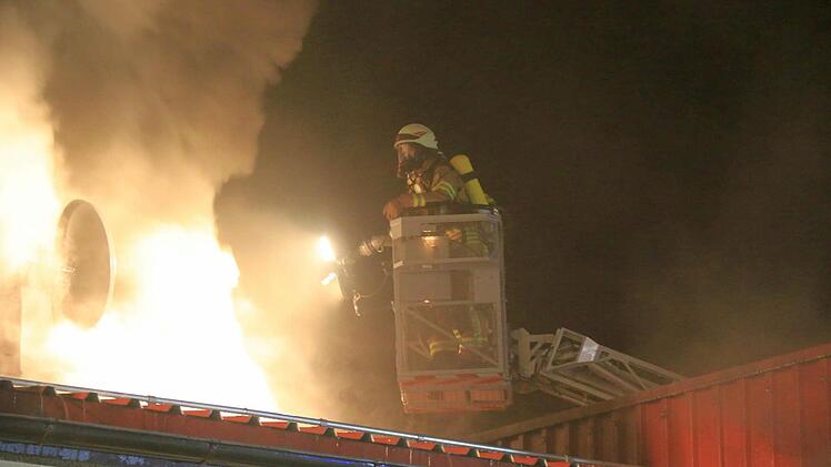 In Grub am Forst (Landkreis Coburg) brannte in der Nacht auf Montag ein Mehrfamilienhaus. Foto: Ferdinand Merzbach