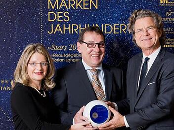 Große Ehre: Verleger Florian Langenscheidt (rechts) überreicht Claus Krumpholz und seiner Frau Elke die Porzellankugel mit dem Signet "Marken des Jahrhunderts". Fotos: Krumpholz Werkzeuge