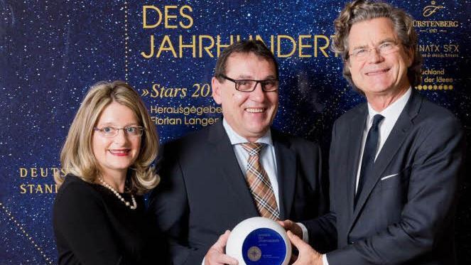 Große Ehre: Verleger Florian Langenscheidt (rechts) überreicht Claus Krumpholz und seiner Frau Elke die Porzellankugel mit dem Signet "Marken des Jahrhunderts". Fotos: Krumpholz Werkzeuge