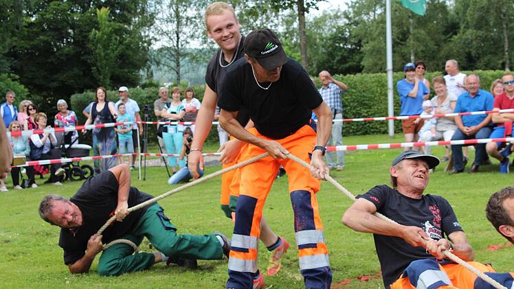 Die sonst so starken Bauhofm&auml;nner geben sich geschlagen. Foto: Manja von Nida