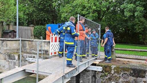 Die Sicherheitsgitter werden befestigt.