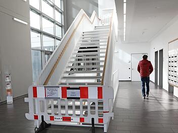 Die Stufen im Medical- Valley-Center sind falsch berechnet. Der Architekt muss nachbessern, die Stadt wartet auf einen Vorschlag.  Foto: Barbara Herbst