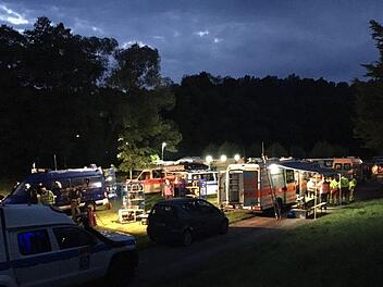 Über 100 Rettungskräfte waren am Freitag an der intensiven Großsuche beteiligt. Um 1 Uhr nachts wurde der Einsatz schließlich abgebrochen und am nächsten morgen fortgesetzt.  Foto: Stefan Wicklein