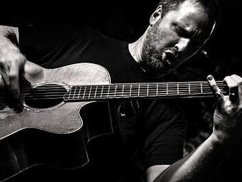 Jeff Aug spielt am 23. Februar in Bad Neustadt. Foto: Andreas Tittmann