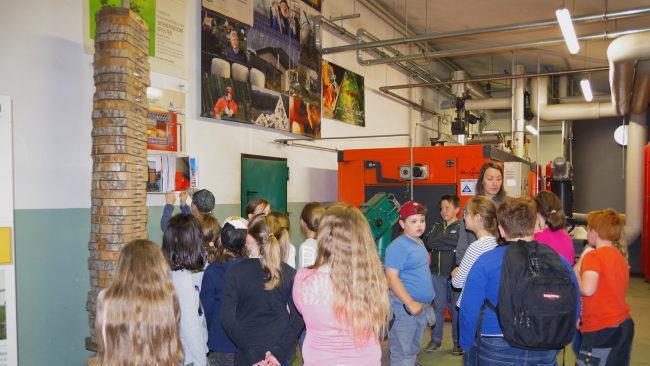 Bianca Appel gewährte den Kindern einen Einblick in den Bauernhof mit Biogasanlage.