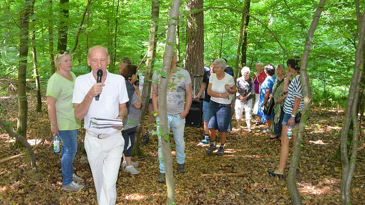 Pächter des 14,5 Hektar großen Waldstückes, das zwischen Ilgenwiese und Ludwigsturm liegt, ist die Stiftung Bewusstseinswissenschaften, deren Gründer Joachim Galuska (vorne im Bild) von den Heiligenfeldkliniken ist. Peter Rauch