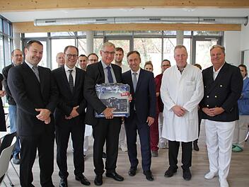 Abschied und Neubeginn in der Chirurgie des Kreiskrankenhauses St. Anna. Von links: Matthias Maak, Robert Grützmann, Hjalmar Nekarda, Alexander Tritthart, Martin Grauer und Norbert Wilke.  Foto: Andreas Dorsch
