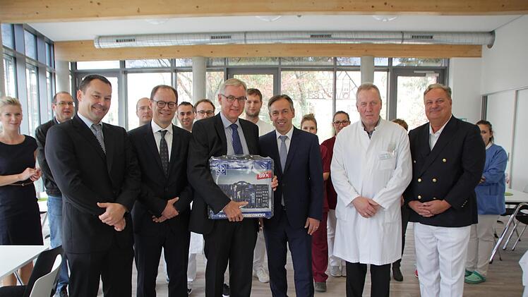 Abschied und Neubeginn in der Chirurgie des Kreiskrankenhauses St. Anna. Von links: Matthias Maak, Robert Grützmann, Hjalmar Nekarda, Alexander Tritthart, Martin Grauer und Norbert Wilke.  Foto: Andreas Dorsch
