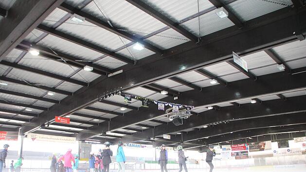 Nebel ist  bei warmem regnerischen Wetter im offenen Eisstadion in Höchstadt an der Tagesordnung.  Foto: Andreas Dorsch