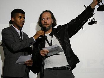 "Und gewonnen hat der Film ...": Die Gewinner der Jufinale gab Schauspieler Alexander Leopold Schadt (rechts) bekannt, der als künstlerischer Pate den ganzen Tag über die jungen Filmemacher betreute und in einem Workshop Schauspieltipps gab. Foto: Bettina Knauth