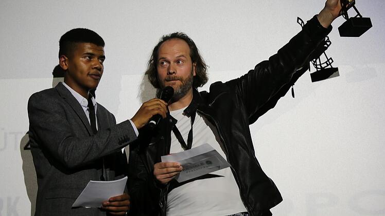 "Und gewonnen hat der Film ...": Die Gewinner der Jufinale gab Schauspieler Alexander Leopold Schadt (rechts) bekannt, der als künstlerischer Pate den ganzen Tag über die jungen Filmemacher betreute und in einem Workshop Schauspieltipps gab. Foto: Bettina Knauth