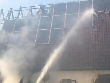 Obwohl sie von zwei Seiten löschten, konnten de Feuerwehren das Dach der Scheune nicht retten.  Fotos: KBM Sebastian Weber