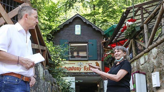 Annafest-B&uuml;rgermeister Udo Sch&ouml;nfelder im Gespr&auml;ch mit Gabriele Install, die den Hebendanz-Keller mitorganisiert.  Barbara Herbst