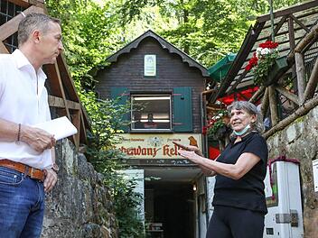 Annafest-Bürgermeister Udo Schönfelder im Gespräch mit Gabriele Install, die den Hebendanz-Keller mitorganisiert.  Barbara Herbst
