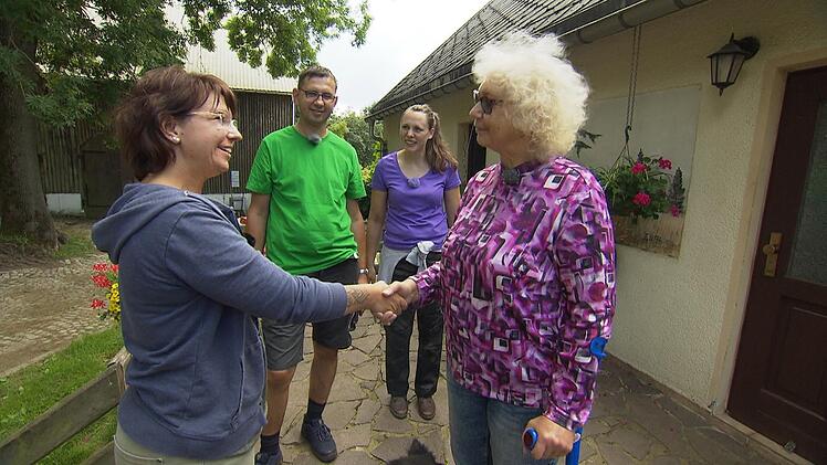 Krankenschwester Sandra begrüßt Thomas' Mutter.