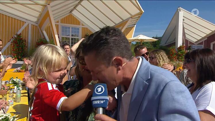 Niedlicher Moment: Stefan Mross gab dem Kind auf Eva Lugingers Arm einen Kuss auf die Hand.