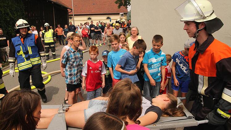 Die Bergung von Personen aus dem Marktsaal stieß auf großes Interesse.