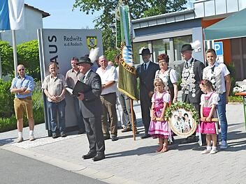 Das Königshaus mit Damenkönigin Heidemarie Kothe, Schützenkönig Siegfried Bärnreuther und Jungschützenkönig Alexander Ultsch empfängt am Rathaus seine Gäste; vorn Schützenmeister Reinhold Göhl.