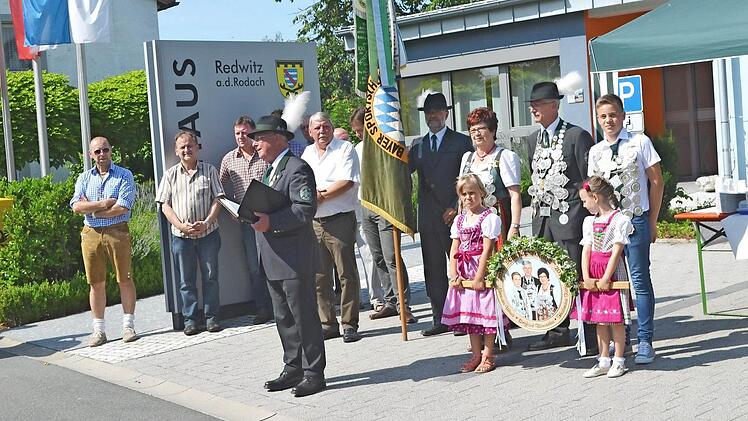 Das Königshaus mit Damenkönigin Heidemarie Kothe, Schützenkönig Siegfried Bärnreuther und Jungschützenkönig Alexander Ultsch empfängt am Rathaus seine Gäste; vorn Schützenmeister Reinhold Göhl.