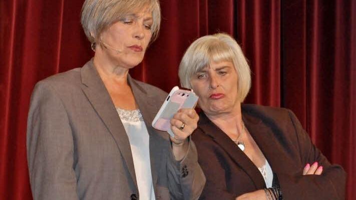 Starke Mimik und freche Dialoge lieferten die "Lästerschwästern" beim Kissinger Kabarettherbst.  Fotos: Sigismund von Dobschütz