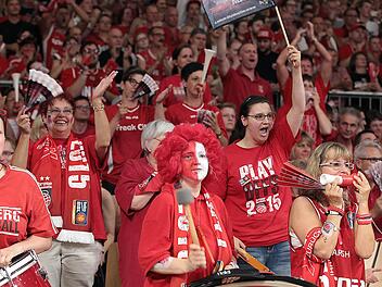 Hier schlägt das Basketballherz schon jetzt! In der Brust der Fans. Das allein zählt. Foto: Sportpress