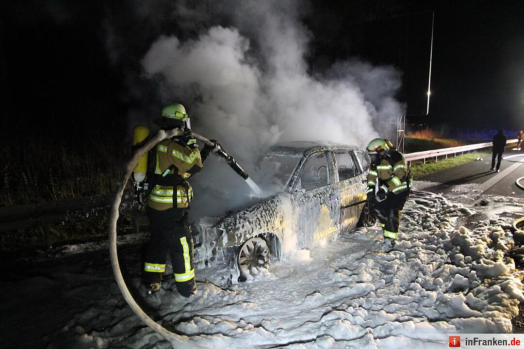 Auto geht auf A73  in Flammen auf