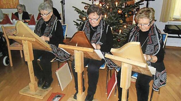 Mit beliebten Advents- und Weihnachtsliedern begeisterte die Veeh-Harfengruppe aus Weismain die Besucher. Für die drei Damen gab es viel Beifall.  Foto: Bernd Kleinert