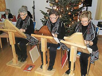 Mit beliebten Advents- und Weihnachtsliedern begeisterte die Veeh-Harfengruppe aus Weismain die Besucher. F&uuml;r die drei Damen gab es viel Beifall.  Foto: Bernd Kleinert