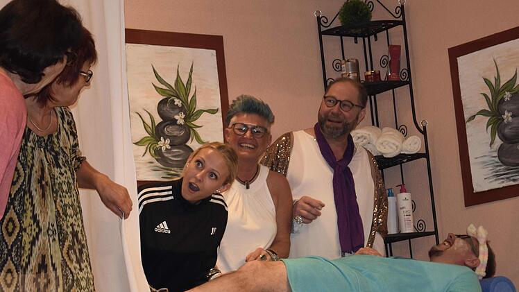 Behandlung eines "Unfallopfers" (von links): Regina Zipfel, Gertrud Rädlein, Julia Pietschmann, Carola Ganß, Peter Dominik, Mike Görbert. Foto: Andreas Welz
