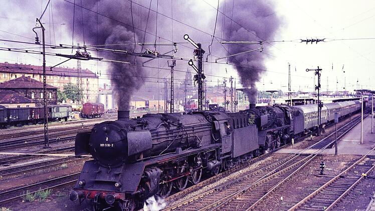 Am 1.6.1973, dem vorletzten Tag des planmäßigen Dampfbetriebes, verlassen 2 Schnellzug-Dampfloks der Baureihe 001 Bamberg und bringen mit vereinten Kräften den E 1649 über die Schiefe Ebene nach Hof.Bild 5935: Fast wehmütig wird die mit Flieder geschmückte 001 088 zu ihrem letzten planmäßigen Einsatz am 2.6.1973 in Bamberg empfangen. Foto: Jürgen Neller
